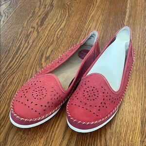 Earth Origins Lindsey Red Cutout Loafers NWT 11